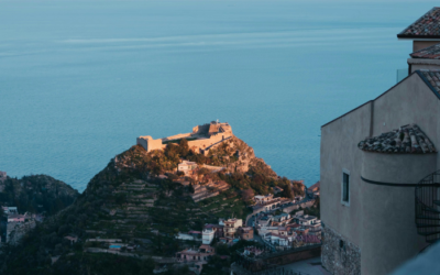 Foto di Peppe Occhipinti: https://www.pexels.com/it-it/foto/mare-punto-di-riferimento-edifici-costa-16413834/