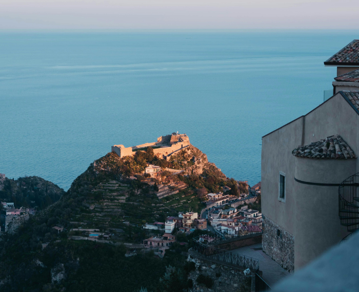 Foto di Peppe Occhipinti: https://www.pexels.com/it-it/foto/mare-punto-di-riferimento-edifici-costa-16413834/